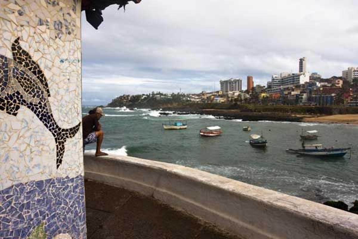 Un pescador mira hacia el mar