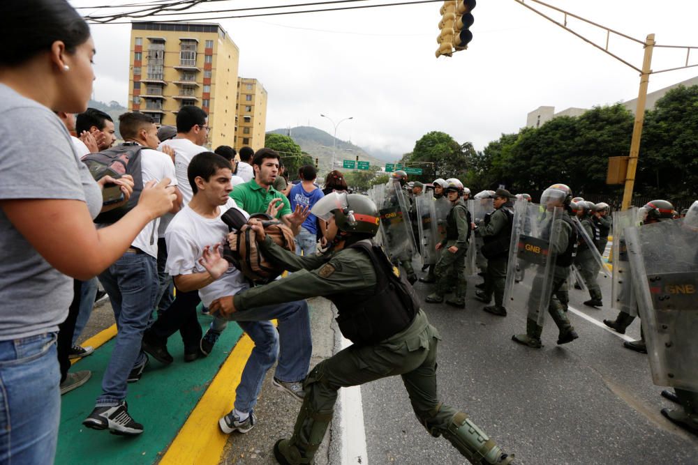 Centenares de personas han salido a las calles para protestar contra las últimas maniobras del régimen de Maduro.