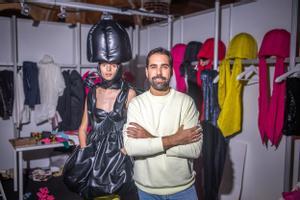 El diseñador cordobés Miguel Marín, junto a una modelo con uno de sus nuevos conjuntos rematados con su característica capucha.