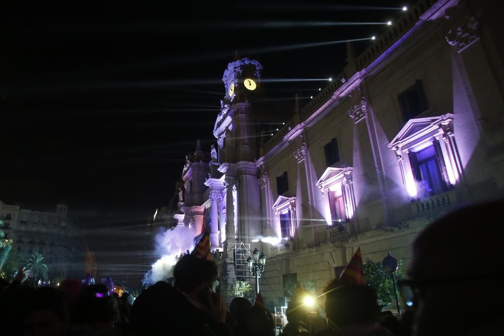 Miles de personas recibieron el año frente al consistorio