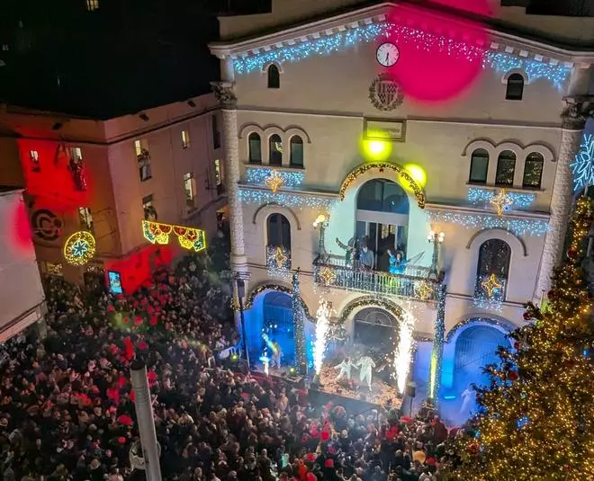 Comienza la campaña de Navidad en Badalona con el encendido de más de un millón de luces y del árbol de la plaza de la Vila