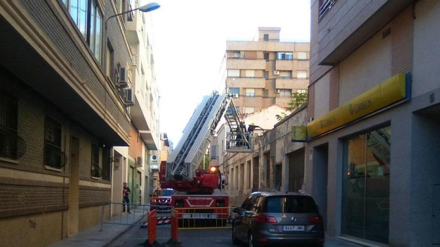 El techo de una fábrica abandonada se derrumba sin causar heridos en Elda