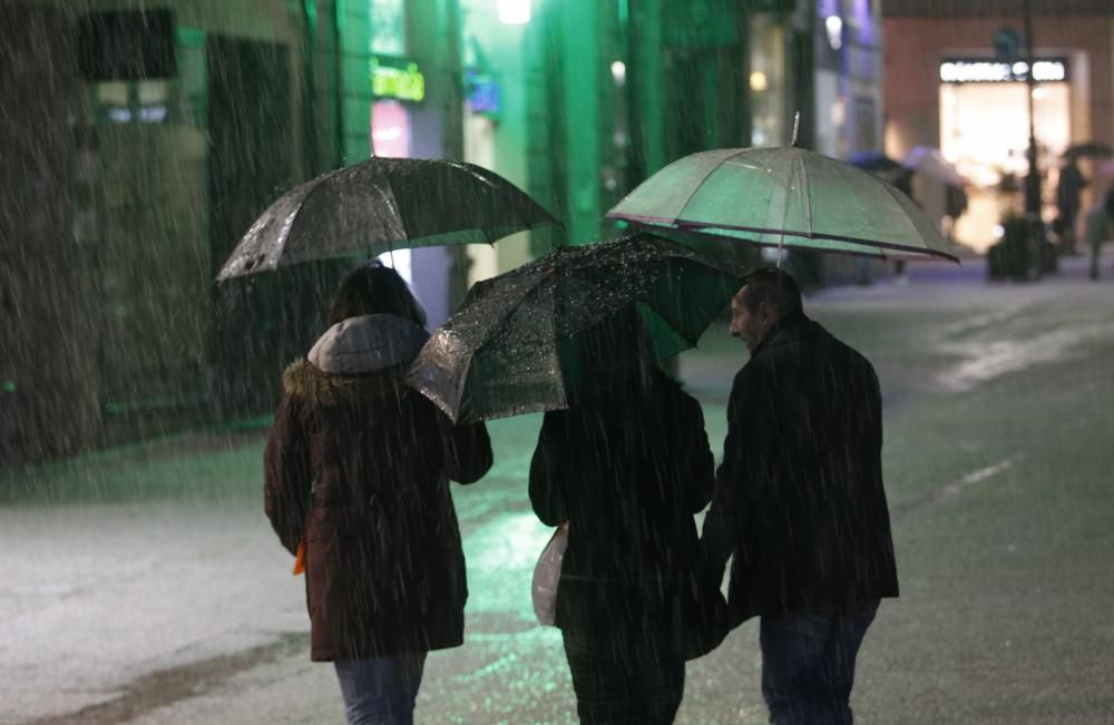 Granizada en el centro de Oviedo