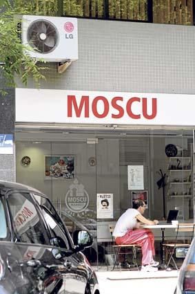 Carrer Arxidux Lluís Salvador: Pariser Charme am Mini-Obelisken