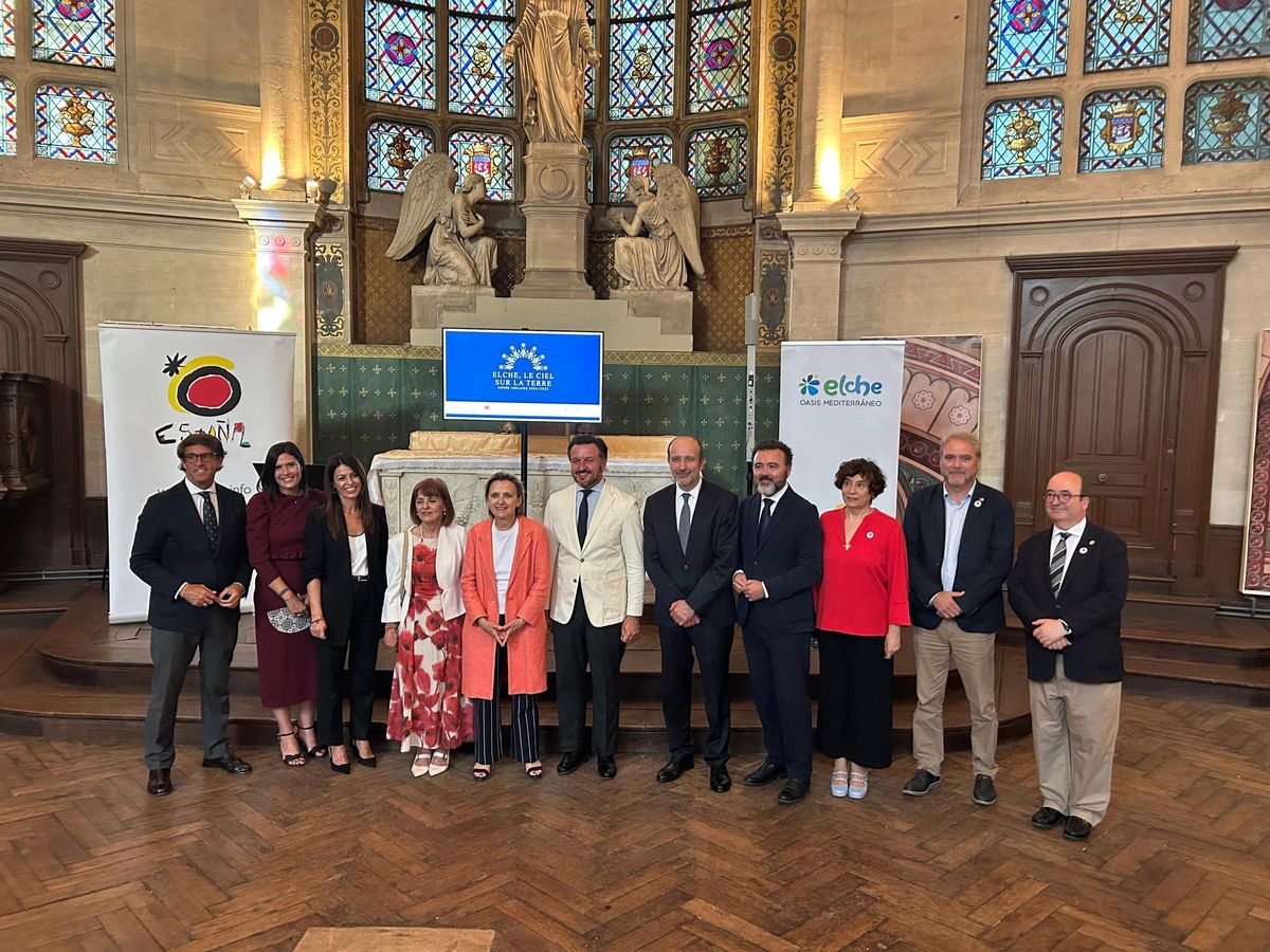 Las autoridades asistentes al acto se tomaron una foto de familia antes del concierto en París