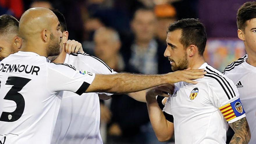 Paco Alcácer celebra el primero de sus goles.