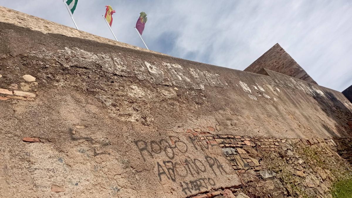 Subida turística al Castillo de Gibralfaro, desperfectos y vandalismo