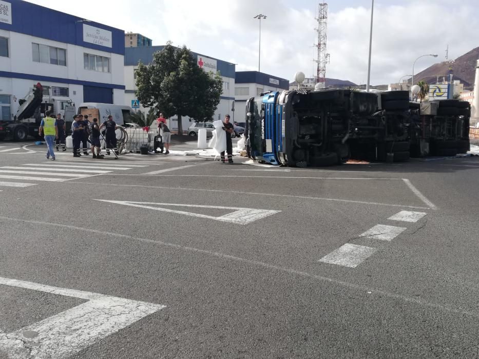 Vuelco de un camión cisterna en el Puerto de la Luz