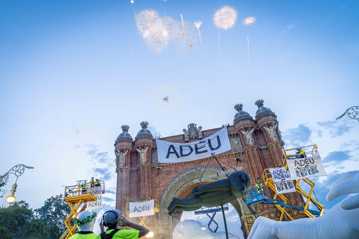 Marc Salicrú desata un espectáculo caótico con más de 300 personas en el Arc de Triomf