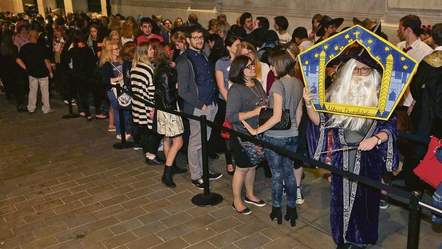 Colas y disfraces en Londres para adquirir la obra.