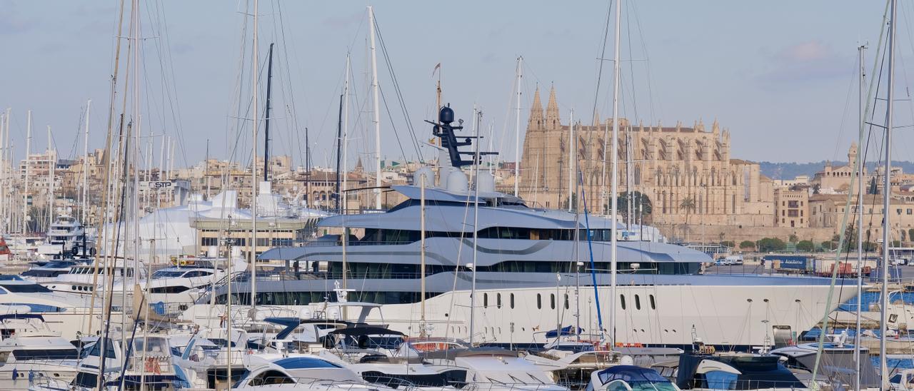 El yate ruso Tango en su actual amarre del Club de Mar de Palma