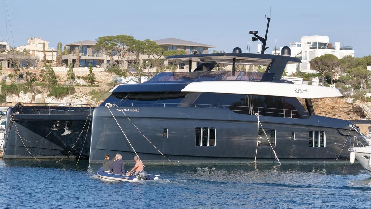 El yate de Rafa Nadal y al fondo su nueva casa