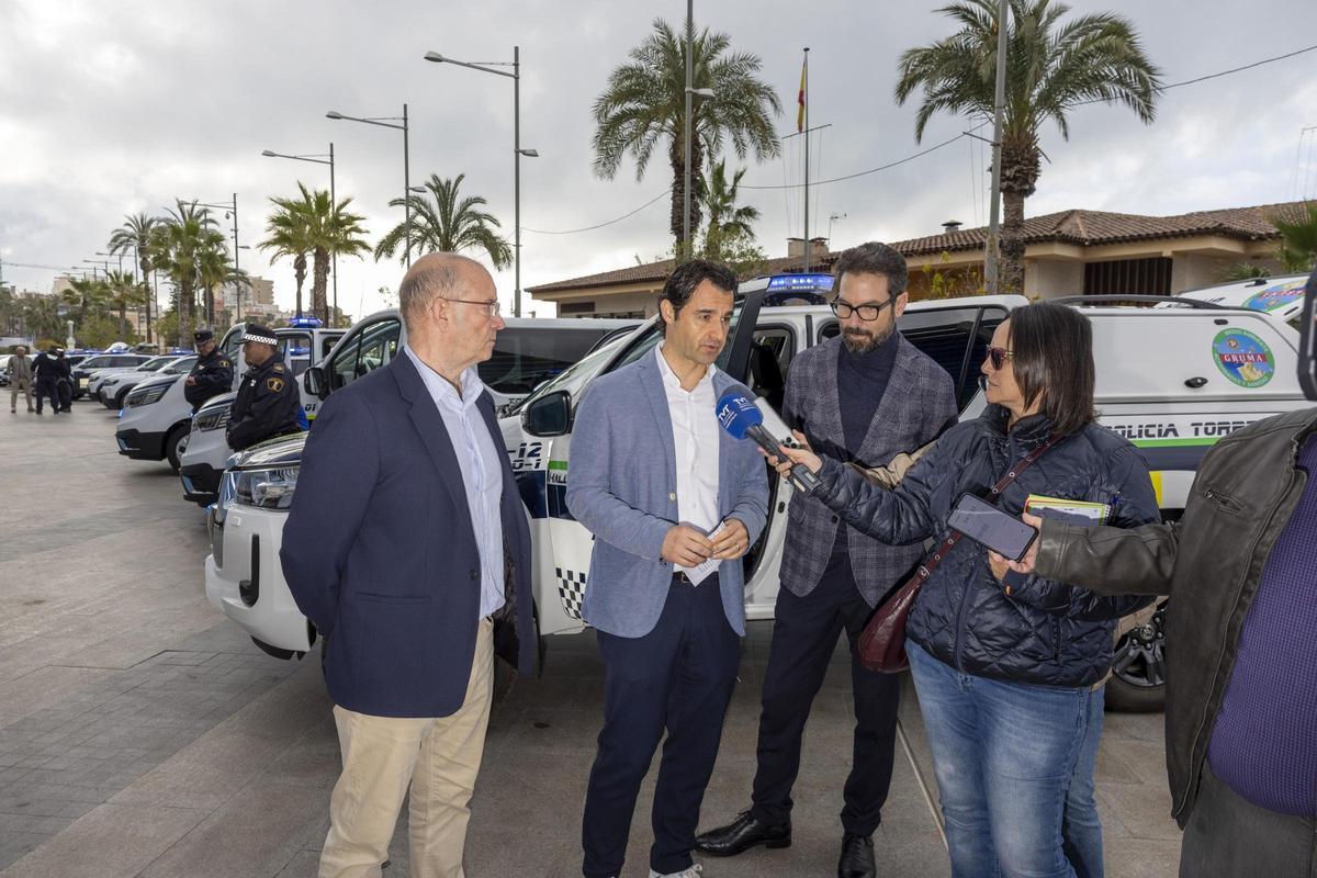 Presentación de los nuevos vehículos policiales en el paseo Vista Alegre de Torrevieja
