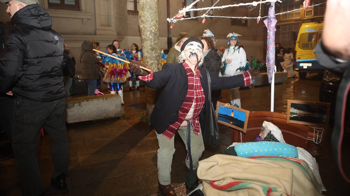 Los 'súbditos' del Momo celebran la llegada del Entroido contra viento y marea