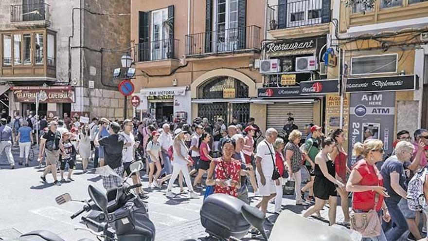 Cinco cruceros coinciden en Palma y miles de turistas abarrotan el centro de la ciudad.