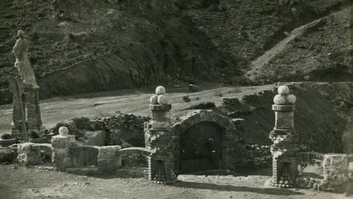 Imagen histórica de la desaparecida Font dels Tres Amics de Novelda.