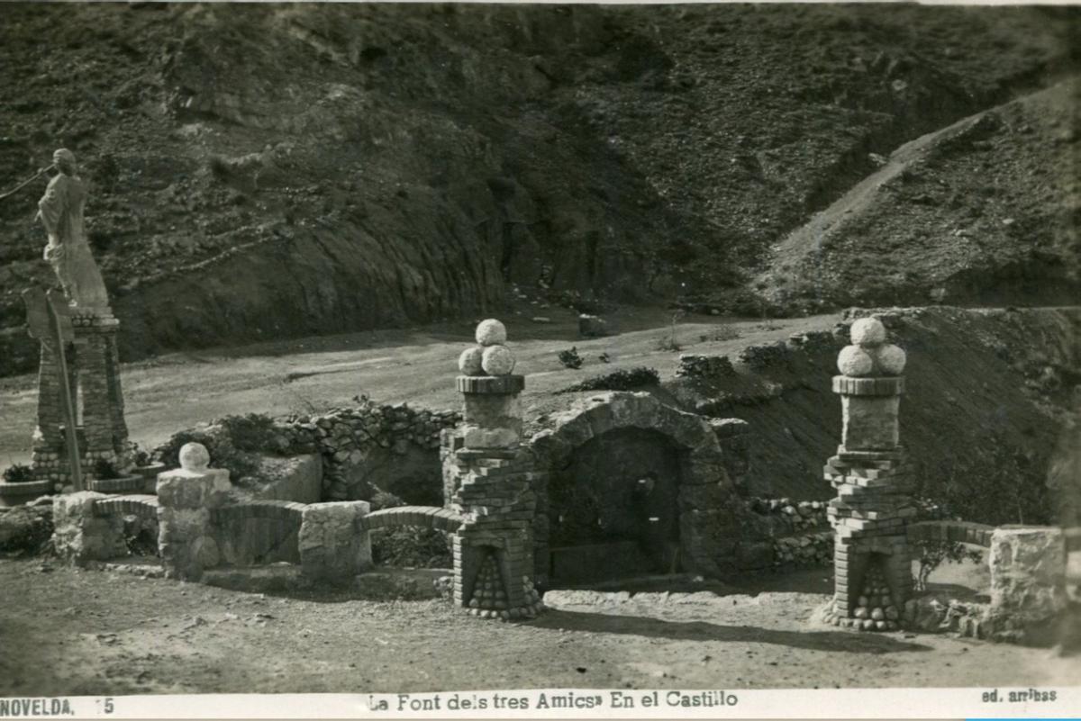Imagen histórica de la desaparecida Font dels Tres Amics de Novelda.