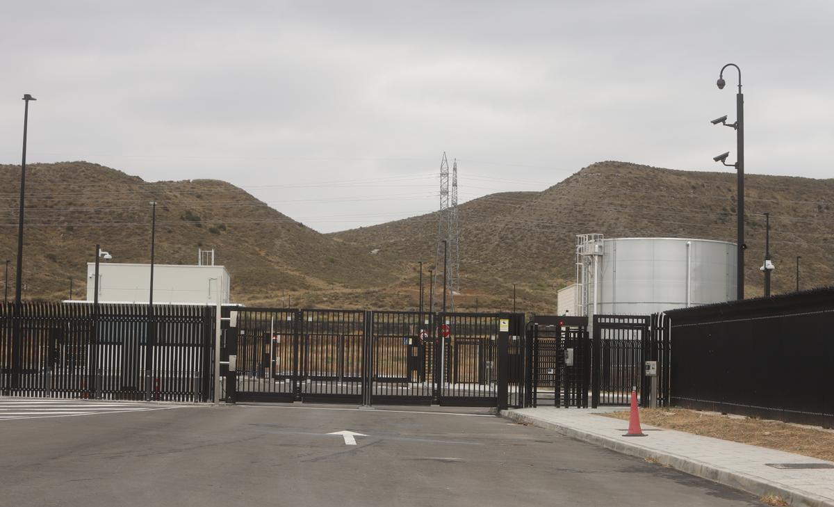El acceso a una de las naves del centro de datos de Amazon Web Services, en El Burgo.