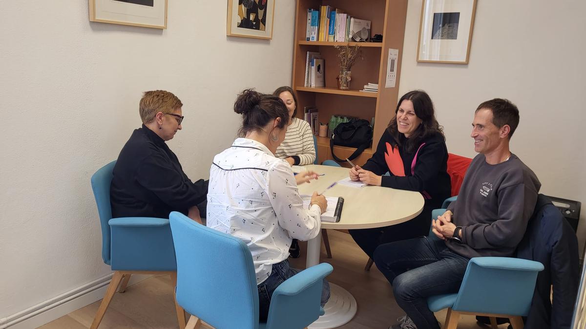 O edil de Deportes e Xuventude de O Son, Carlos Lorenzo, con traballadoras sociais, a representante da ONG, Susana Fernández, e a técnica laboral, Beatriz García.