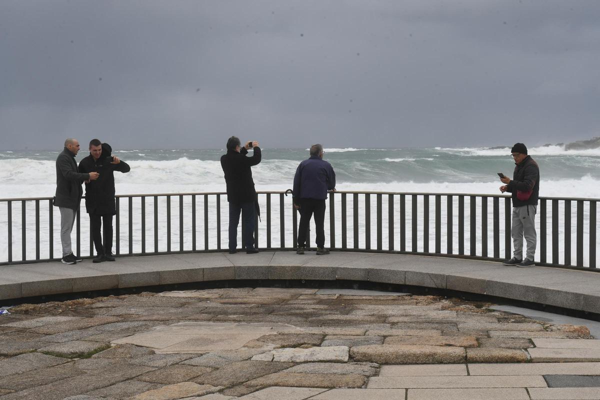 Alerta roja en el litoral coruñés por olas de hasta nueve metros