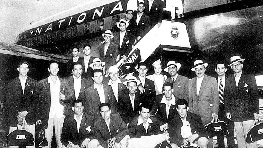 El Celta, a su llegadaa Nueva York para hacer la gira por América en 1952. // FDV | // FARO