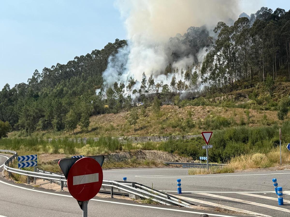 Un incendio junto al Corredor do Morrazo en Meira obliga a movilizar medios aéreos