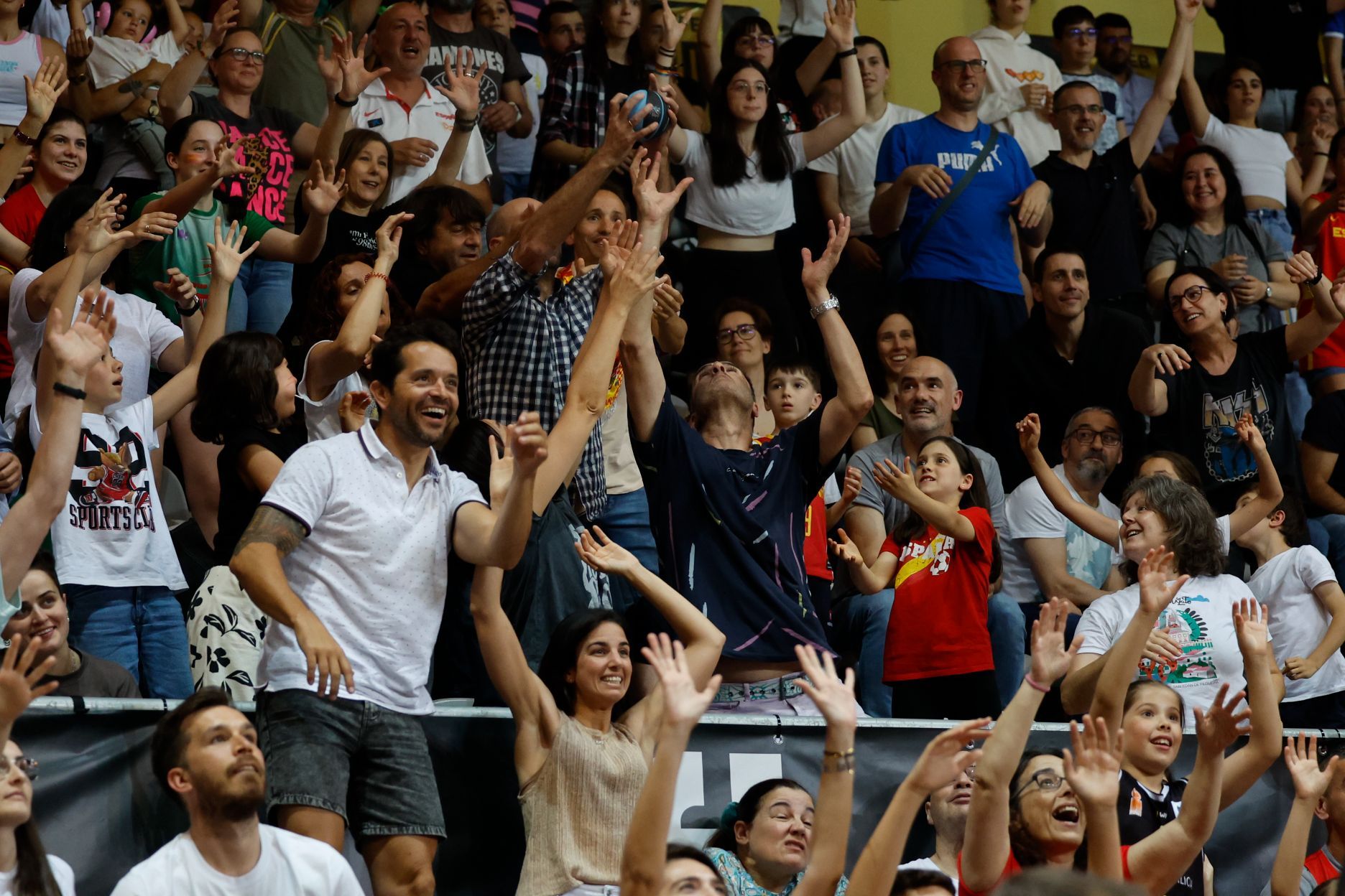 La seleccción femenina de básquet reina en Vigo