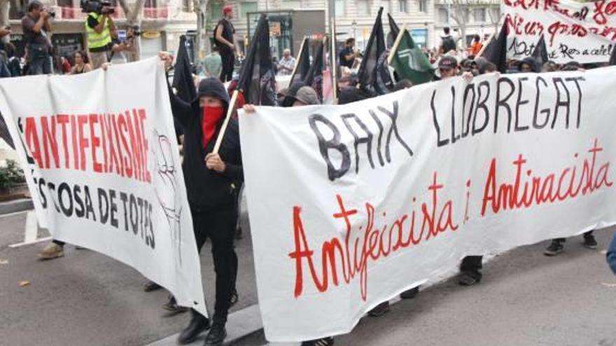 Capçalera de la manifestació en sortir dels Jardinets de Gràcia