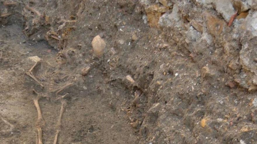 Restos de la necrópolis vinculada a San Tirso. | CONSEJERÍA DE CULTURA