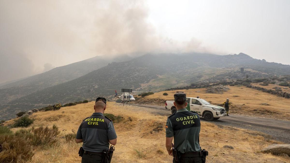 Agentes de la Guardia Civil trabajan en las labores de extinción del incendio forestal, a 27 de julio de 2026, en Mijares.