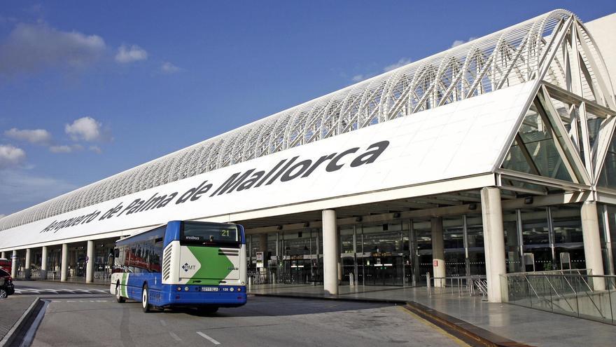 Detenido en Son Sant Joan tras arrancar un trozo de oreja a otro pasajero