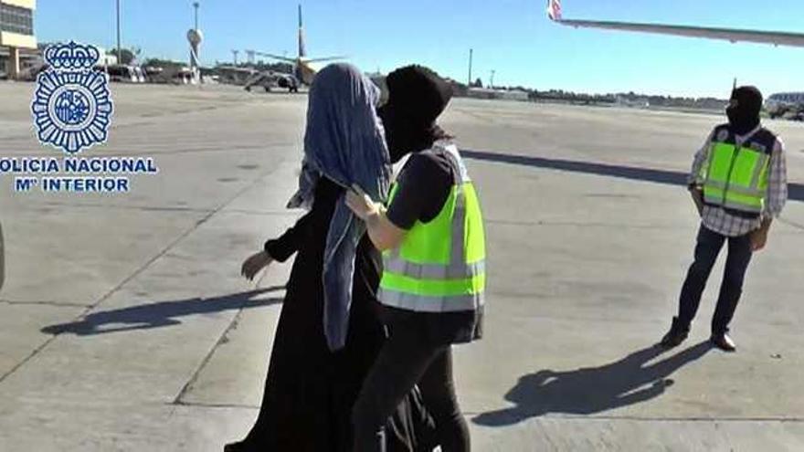 Momento de la detención de la mujer cuando llegó el viernes en un avión al aeropuerto de Málaga.