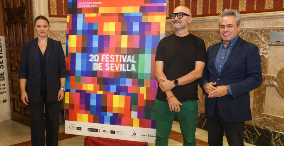 Minerva Salas y Manuel Cristóbal, con el autor del cartel del Seff 2023