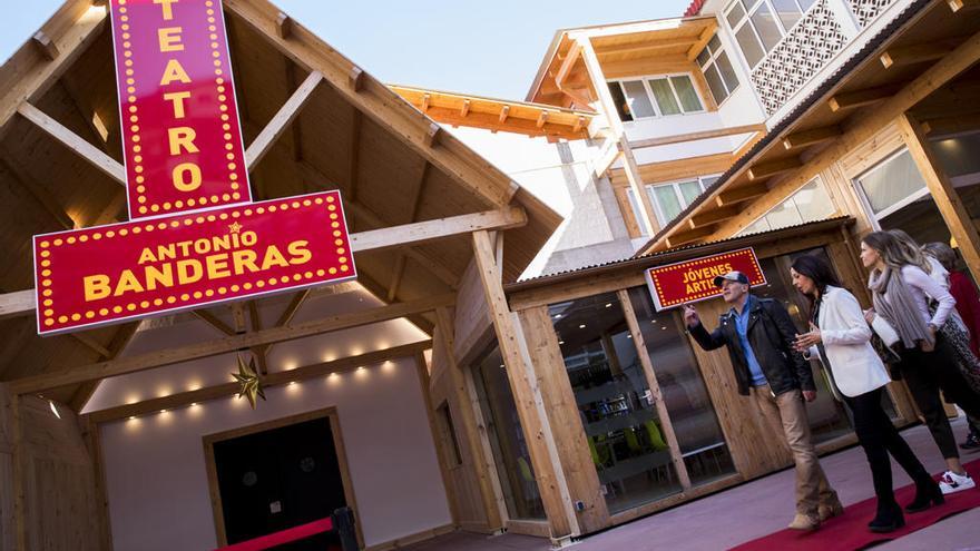 Banderas ha visitado el teatro al que hace unos meses cedió su nombre.