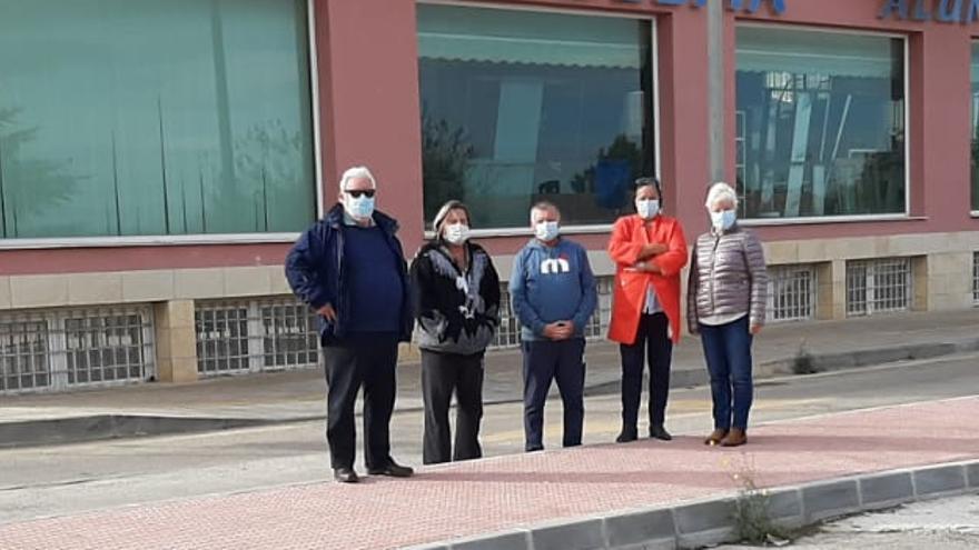 Imagen de un grupo de residentes en la urbanización Balcón de la Costa Blanca que reclaman la modificación proyecto para no quedar aislados y semáforos peatonales