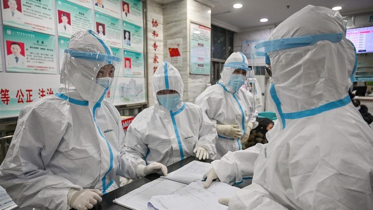 Médicos en un hospital de Wuhan (China)