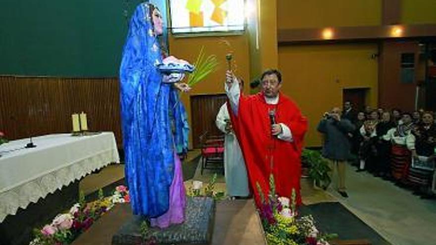 El sacerdote Luis Miguel Rodríguez bendice la talla.
