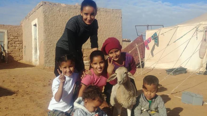 La familia Mahmud, en el desierto argelino junto a la oveja regalada por el lorquino Fernando Arcas.