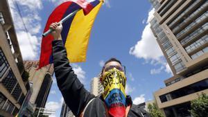 Manifestantes marchan durante la cuarta jornada de paro nacional contra el Gobierno del presidente Iván Duque, este miércoles en Bogotá.