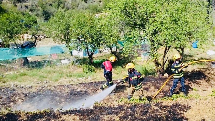 Los bomberos sofocan con rapidez un conato de incendio en la Vall de Laguar