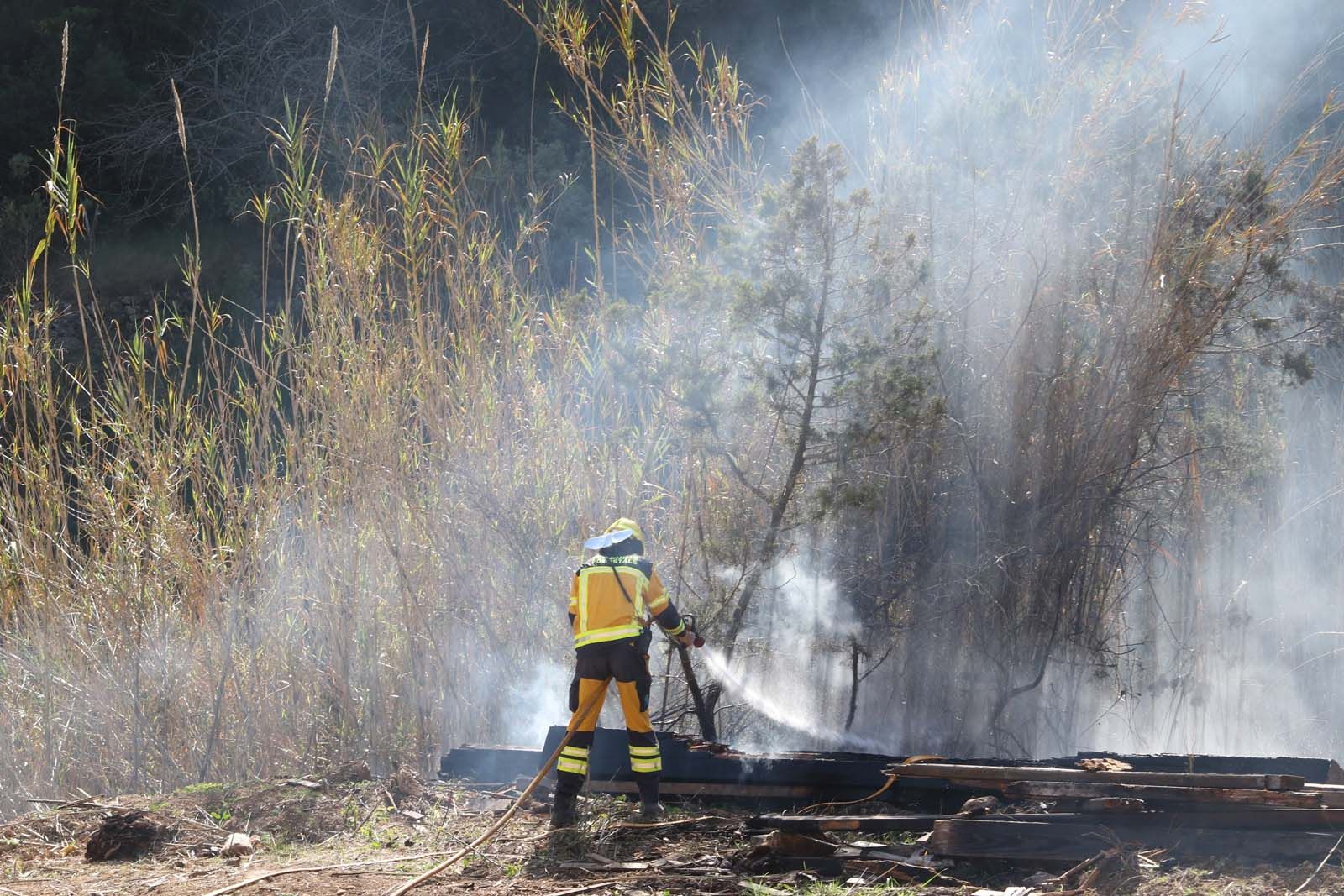 Alarma por un incendio en un torrente de Ibiza