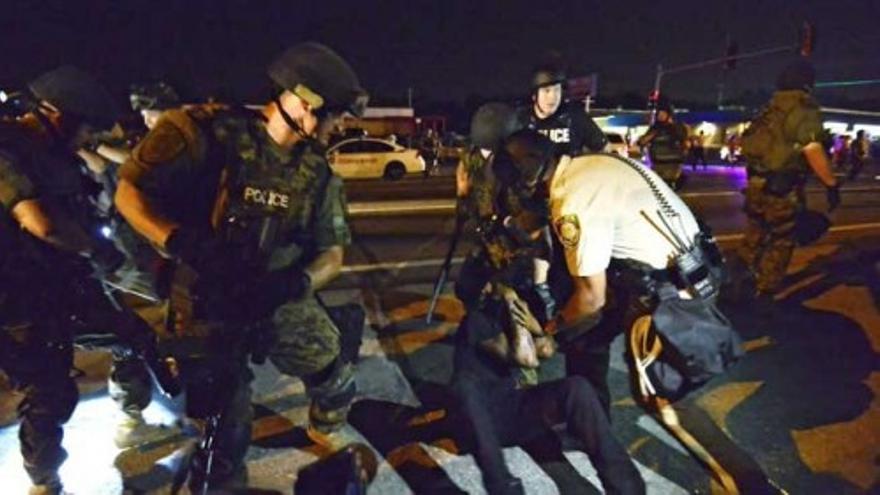 Nueva noche de violencia en Ferguson