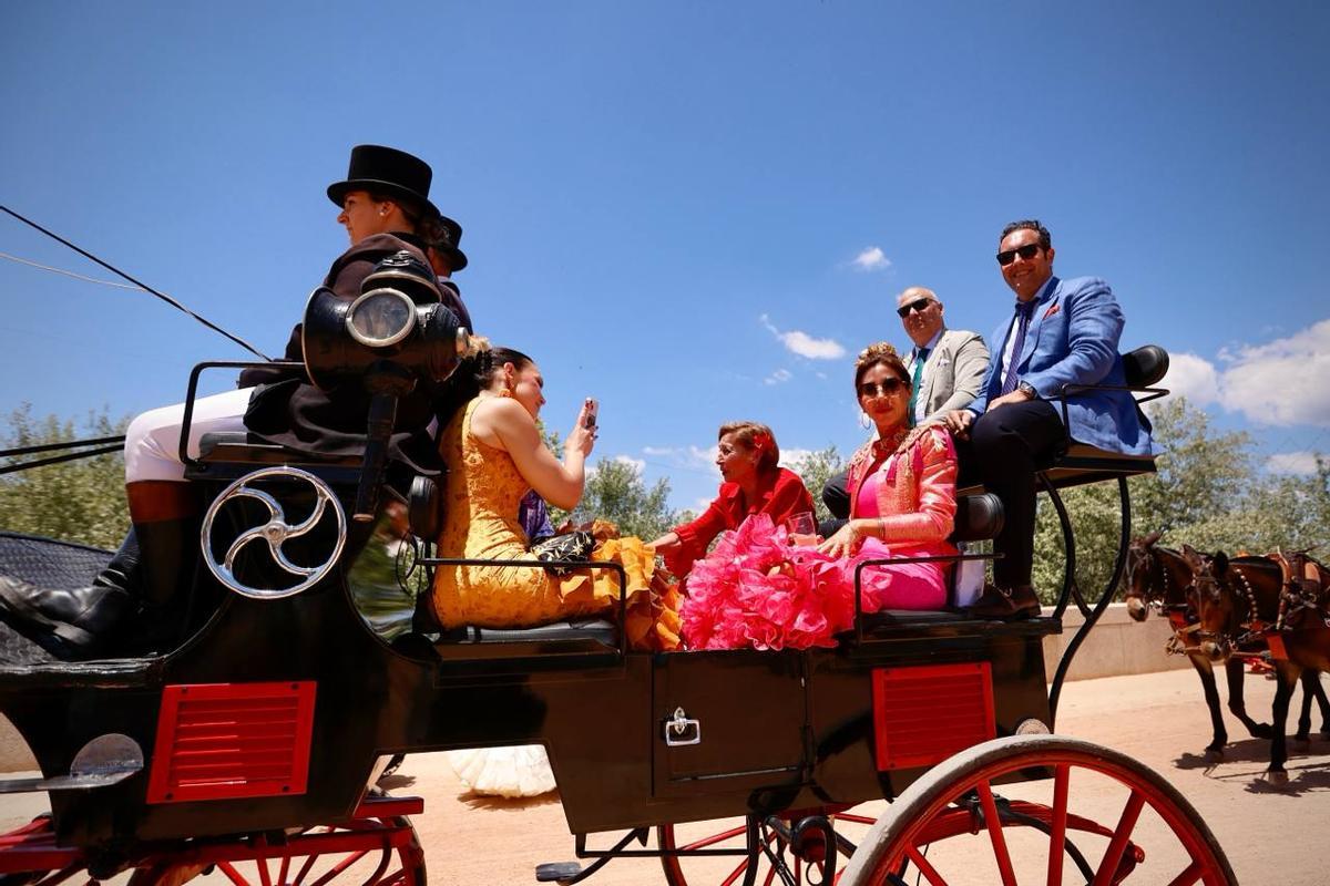 El paseo de los Carruajes de Tradición por la Feria de Córdoba, en imágenes El paseo de los Carruajes de Tradición por la Feria de Córdoba, en imágenes
