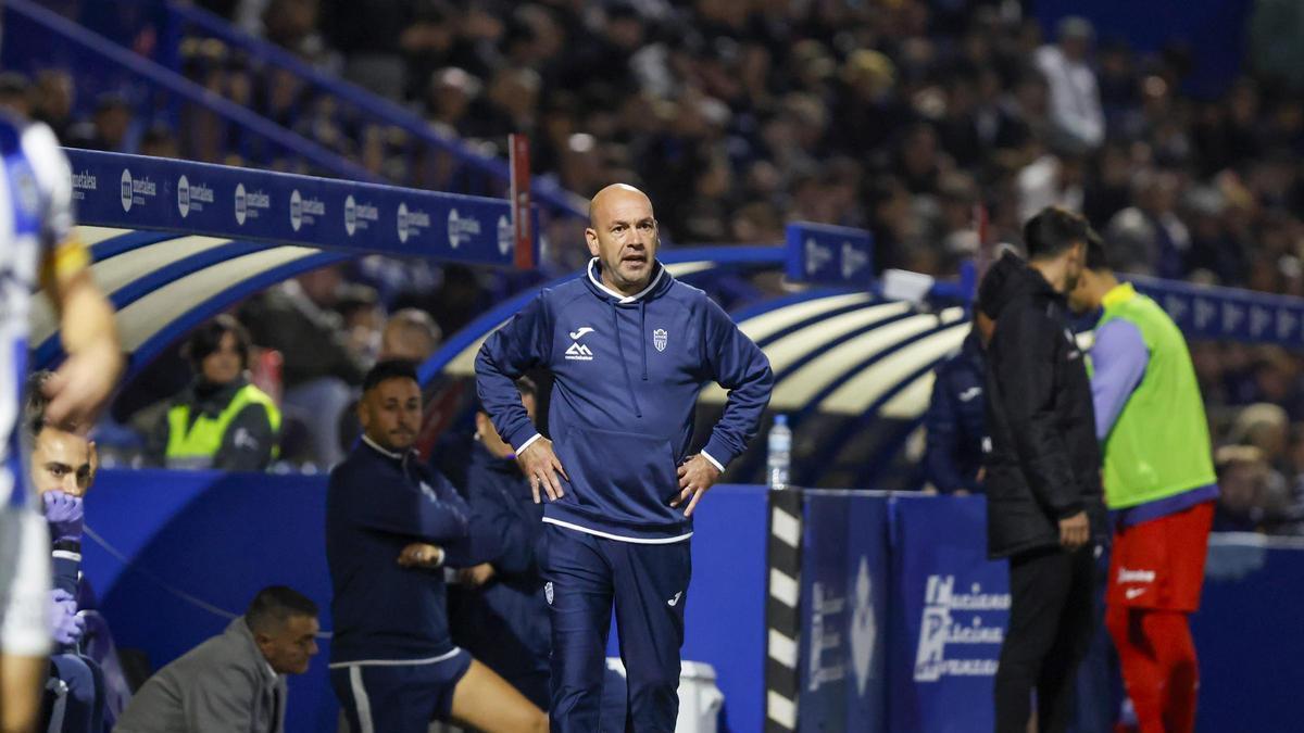 Luis Blanco, en la zona técnica durante el partido contra el Atlético de Madrid.
