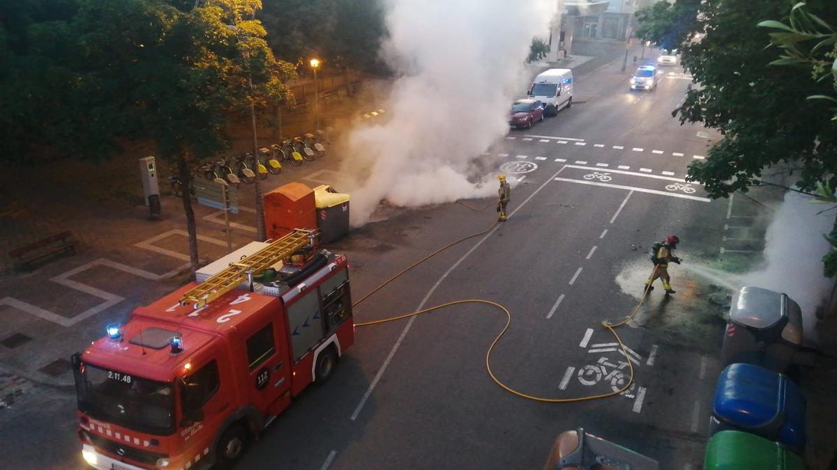 Els Bombers actuant per apagar el foc al carrer Santa Eugènia