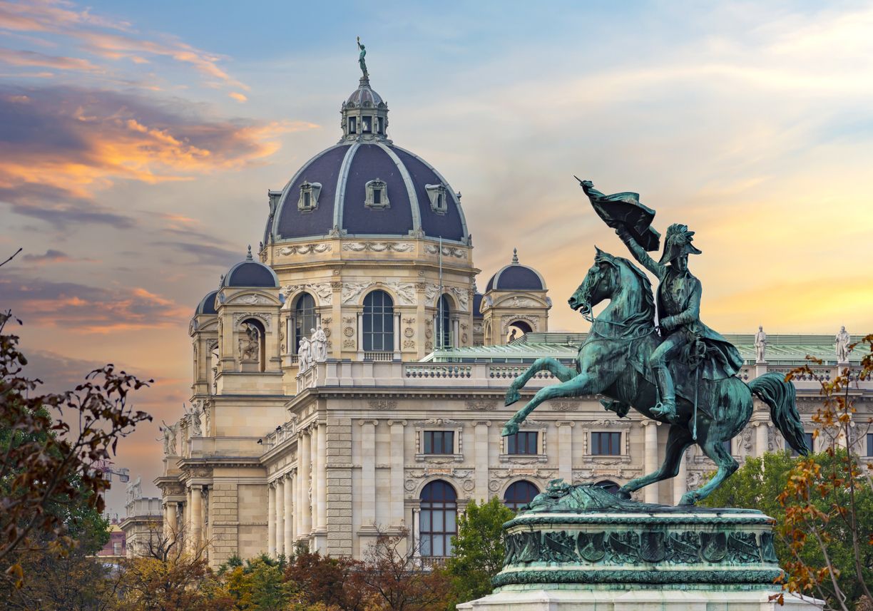 Estatua del archiduque Carlos en la plaza Heldenplatz en Viena