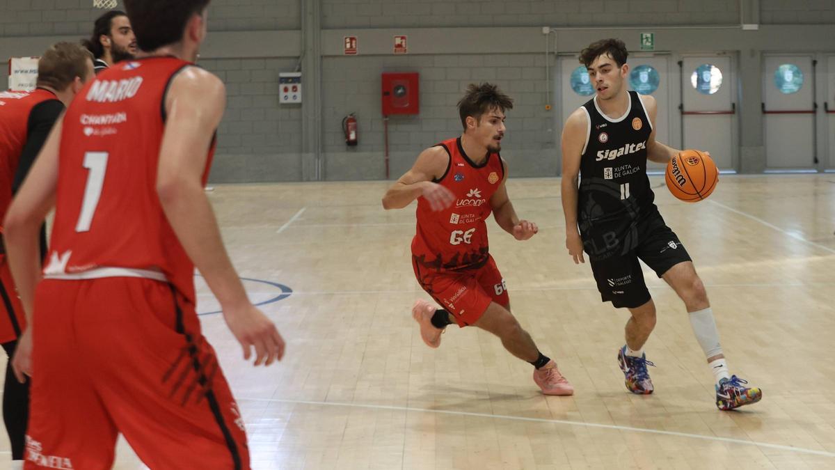 Pablo Fernández durante una acción del encuentro de ayer con el Chantada.