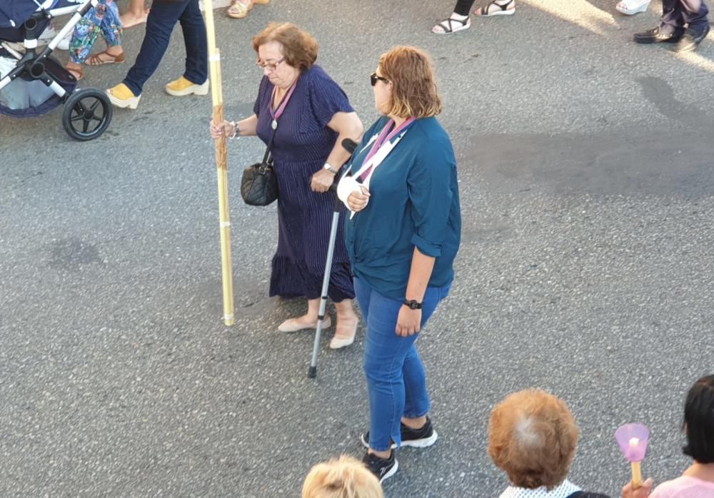 Miles de personas acompañan a la figura del Cristo de la Sal por el centro de la ciudad