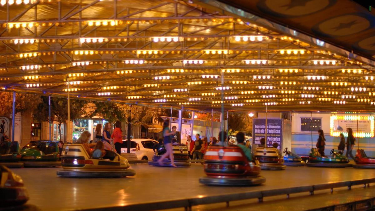 Foto de archivo de una pista de coches de choque.