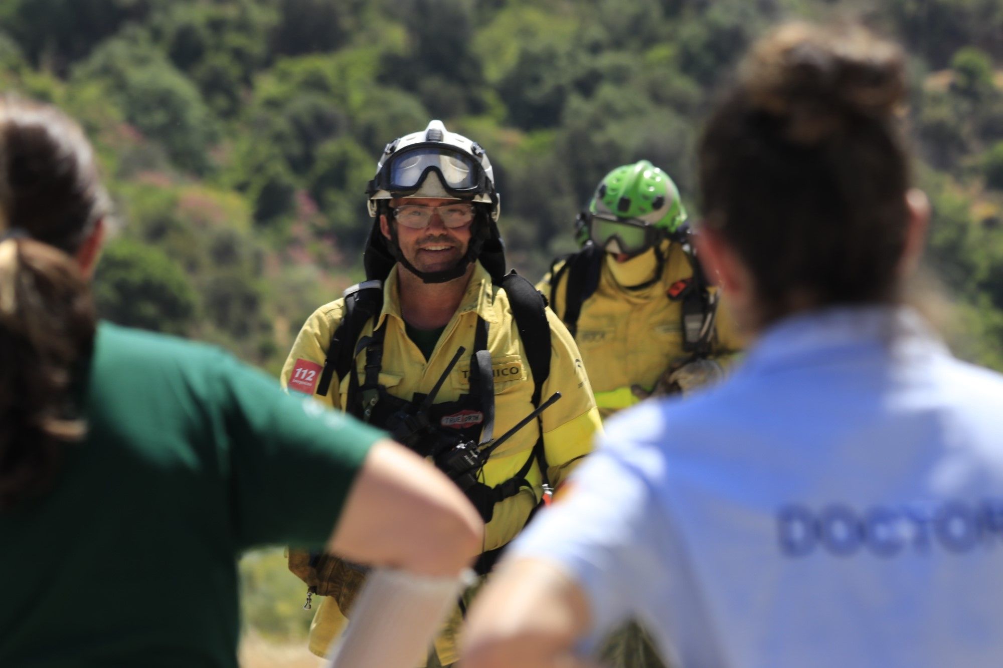 Un millar de efectivos trabajan para controlar el fuego de Sierra Bermeja